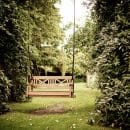 un banc suspendu dans un jardin