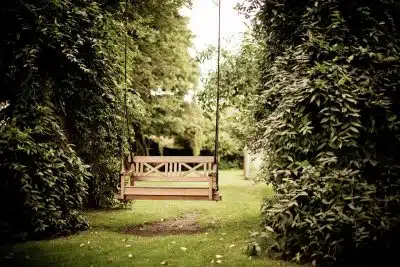 un banc suspendu dans un jardin