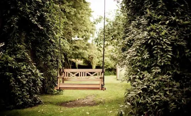 un banc suspendu dans un jardin