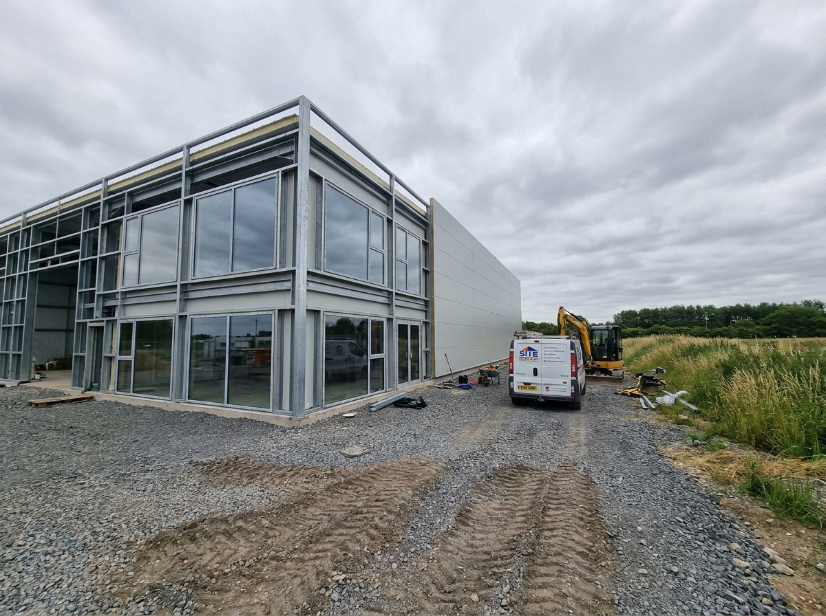 Bâtiment en kit préfabriqué à structure métallique assemblé sur un terrain en milieu semi-rural