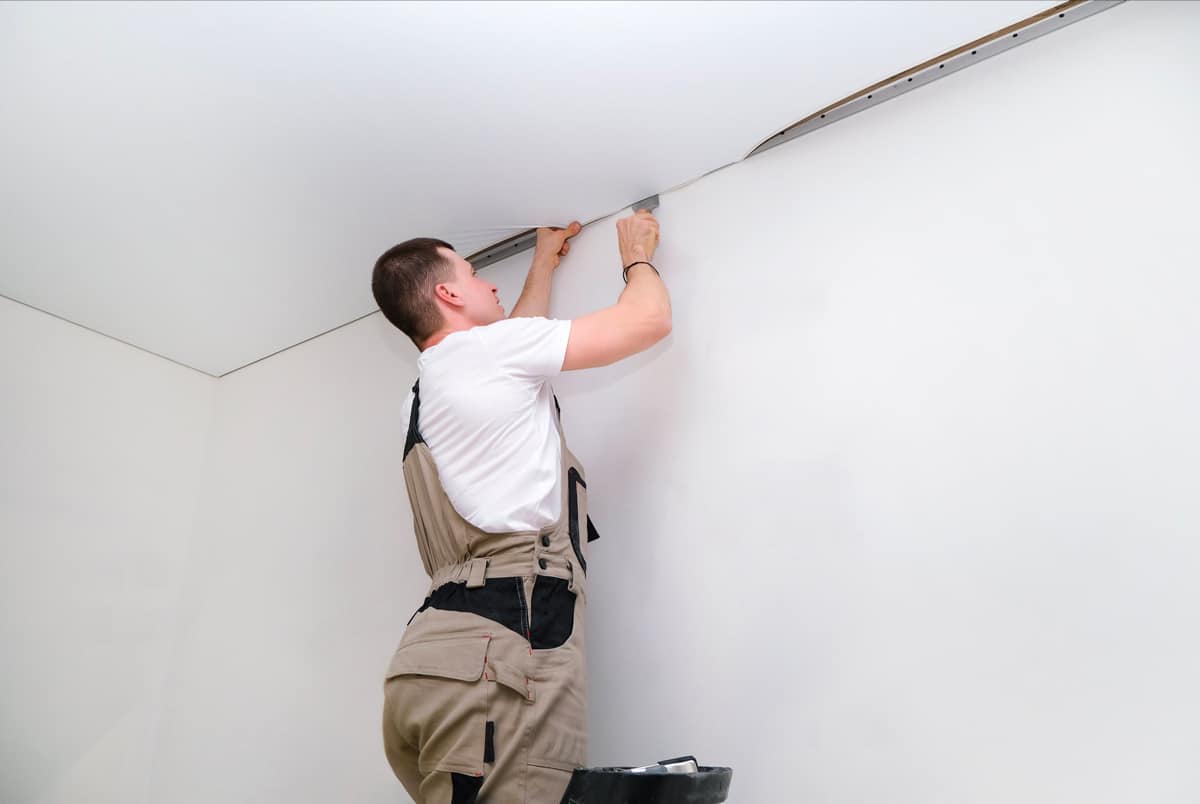 confier la pose de votre plafond tendu à un installateur professionnel
