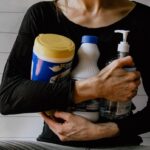 une femme avec des produits d'entretien dans les bras