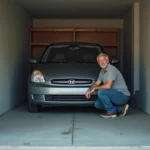 Garage étroit en béton avec voiture compacte et propriétaire inspectant l'espace latéral, solution d'aménagement Delpherm pour garages à faible largeur