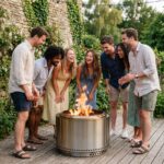Groupe d'amis rieurs autour d'un brasero en été