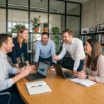 Groupe de professionnels collaborant dans un bureau moderne