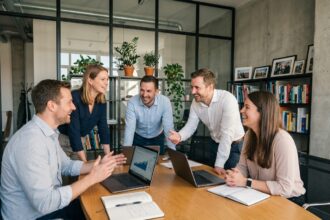 Groupe de professionnels collaborant dans un bureau moderne