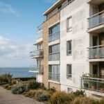 Immeuble résidentiel moderne en bord de mer sur la côte nazairienne avec balcons vitrés et vue sur l'Atlantique