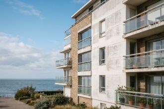 Immeuble résidentiel moderne en bord de mer sur la côte nazairienne avec balcons vitrés et vue sur l'Atlantique