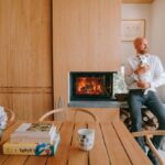 Insert de cheminée dans un intérieur chaleureux