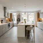 Intérieur d'un showroom de cuisinistes dans le Calvados avec plusieurs modèles de cuisines exposés
