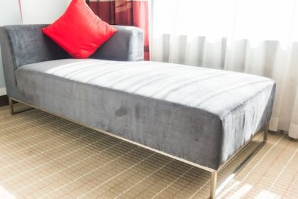 Méridienne dans le salon : comment bien l'intégrer pour gagner de la place ?