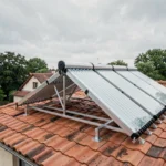 Installation de panneaux solaires thermiques à tubes sous vide sur un toit en tuiles d'une maison individuelle en France