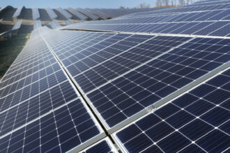Panneaux solaires en 2026 : ce que le bricoleur peut encore faire (et les aides qui restent)