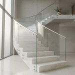 Quel type de verre choisir pour une rambarde d’escalier moderne et sécurisée ?