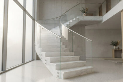 Quel type de verre choisir pour une rambarde d’escalier moderne et sécurisée ?