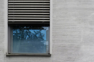 Rénover ses menuiseries à La Roche-sur-Yon : fenêtres, volets, portes… par où commencer ?