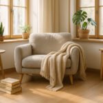 Salon scandinave avec coin lecture et fauteuil moelleux