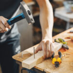 Se faire aider par ses voisins pour le bricolage : avantages, plateformes et précautions