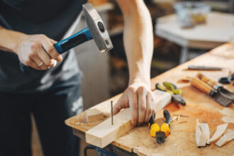Se faire aider par ses voisins pour le bricolage : avantages, plateformes et précautions