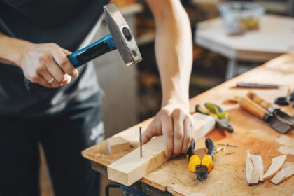 Se faire aider par ses voisins pour le bricolage : avantages, plateformes et précautions