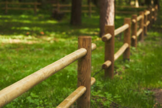 Sécurisez votre extérieur avec des poteaux de clôture fiables